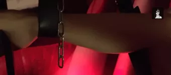 Laissez-vous aller dans la pièce rouge - Escapade Coquine