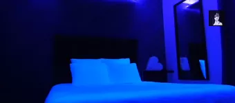 Chambre à coucher avec miroir suspendu - Escapade Coquine