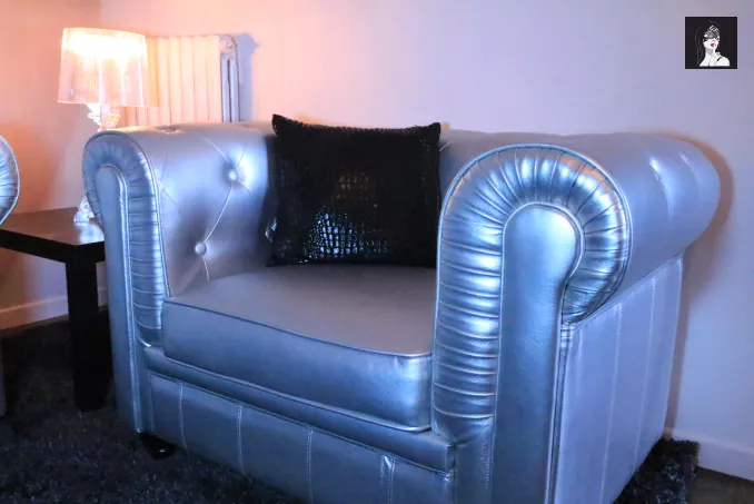 Fauteuil argenté coin salon - Escapade Coquine